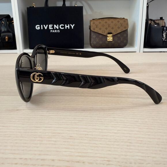Gucci Round Oval Sunglasses Black main image 8